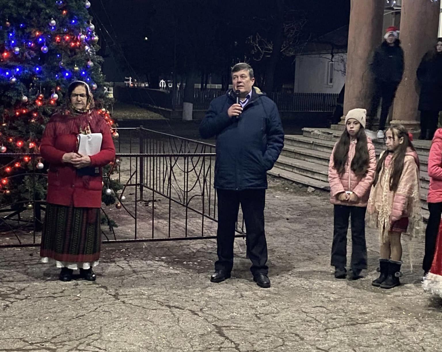 Încheind Un Capitol și Privind Înainte: Mulțumind pentru Anul Trecut Plin de Învățăminte și Sperând în Lumina Anului Nou!